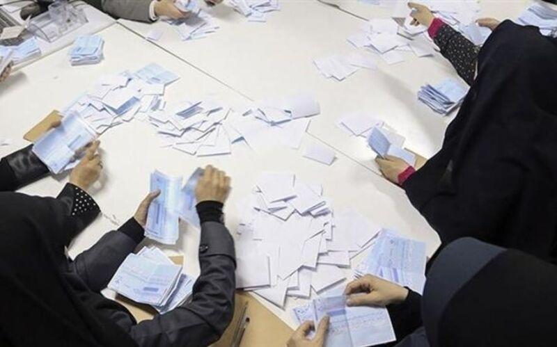 خبرنگاران شمارش آرا در شعب اخذ رای شهری کردستان آغاز شد