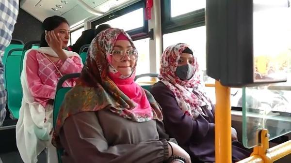 ببینید ، لحظه شروع بکار اتوبوس های ویژه زنان در پاکستان ، واکنش مسافران در اتوبوس های صورتی