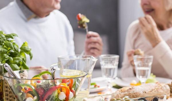 4 عادت غذایی که پیری را به تعویق می اندازد